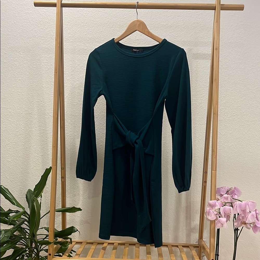 Green Midi Sheath Dress with Lantern Sleeves